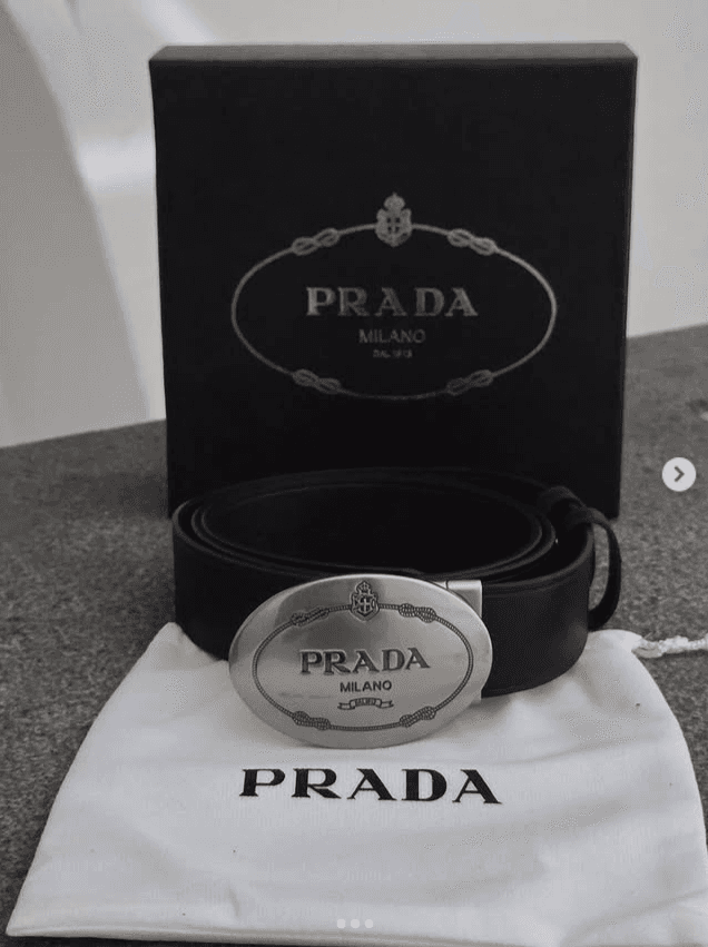 Cintura Prada in pelle con fibbia ovale incisa