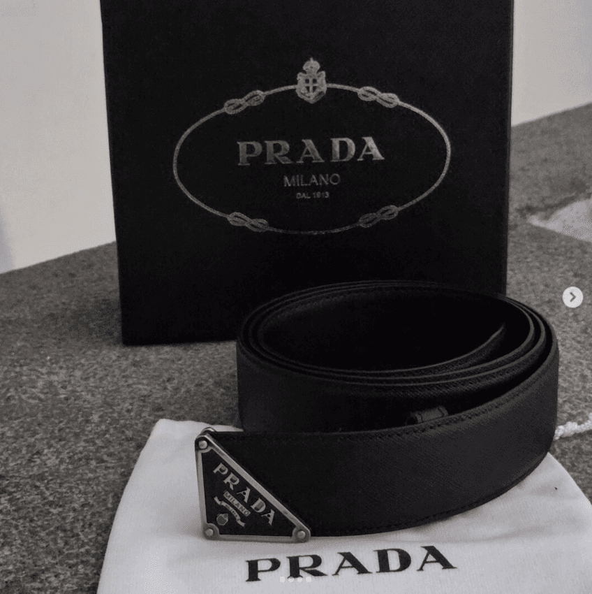 Cintura Prada in pelle Saffiano con fibbia triangolare