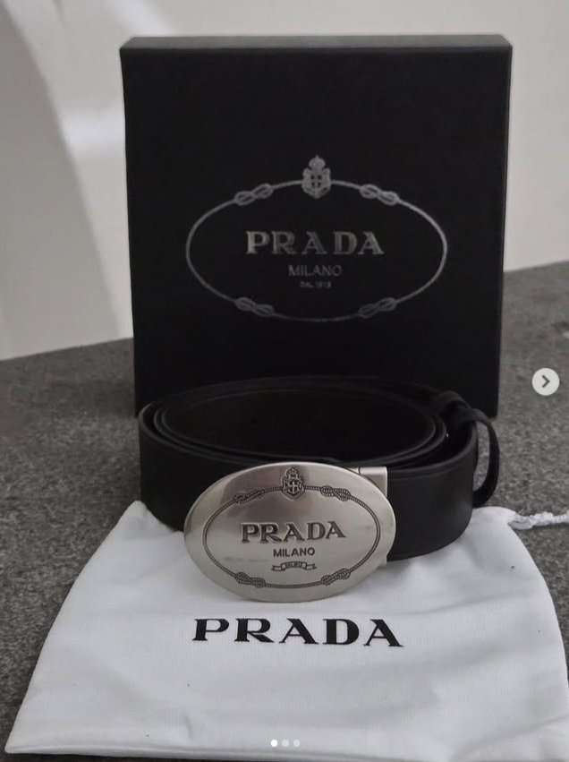 Cintura Prada in pelle con fibbia ovale incisa