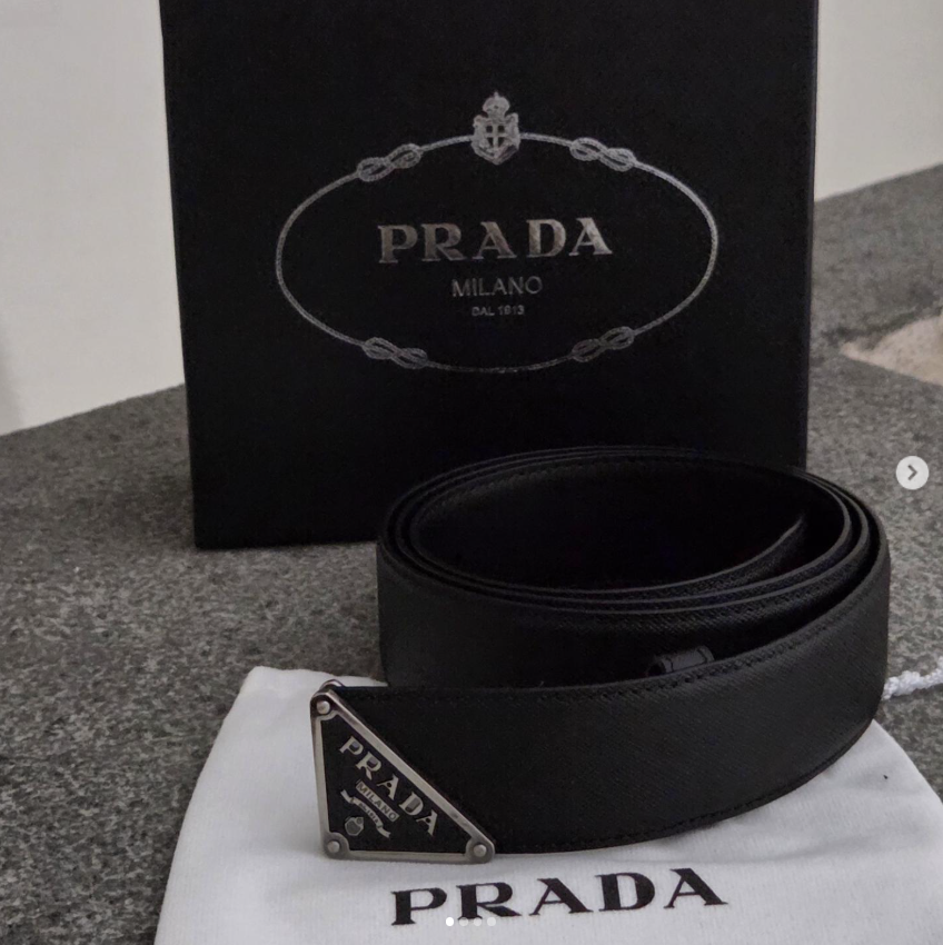 Cintura Prada in pelle Saffiano con fibbia triangolare